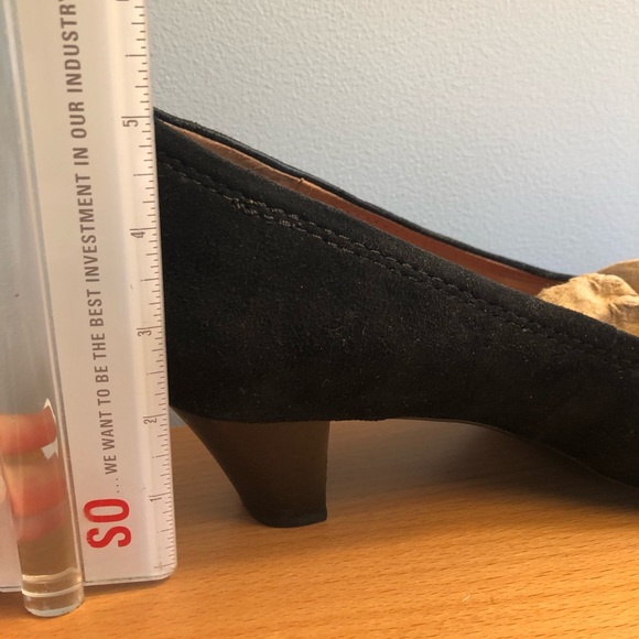 Black suede pump. - Picture 3 of 3